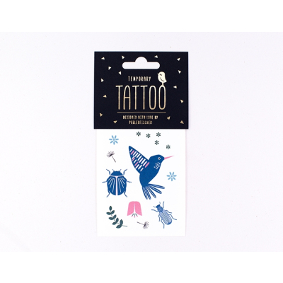Tattoo Kolibri im Blütenhimmel