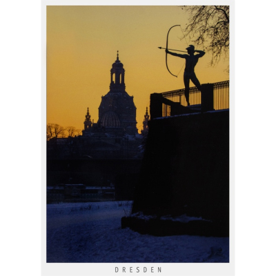Postkarte Dresden - Elbufer an der Albertbrücke mit Frauenkirche und Bogenschütze im Winter